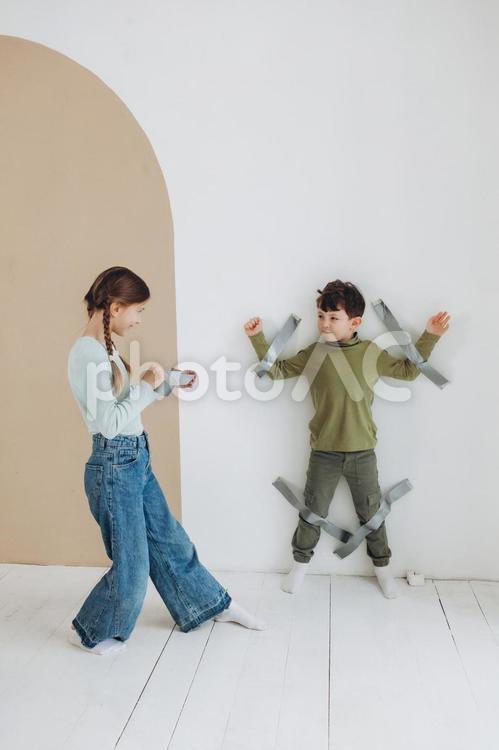 笑顔で男の子と遊ぶ男の子 男の子,女の子,姉弟の写真素材