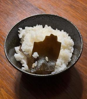 あきたこまち炊き込み昆布ご飯の茶碗飯 あきたこまち炊き込み昆布ご飯の茶碗飯の写真