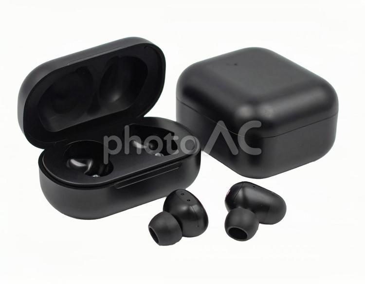 黒のワイヤレスイヤホン（背景透過） ワイヤレスイヤホン,bluetooth,イヤホンケースの写真素材