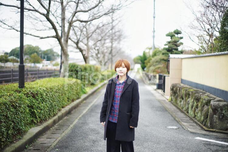 住宅街とボーイッシュな女の子 空,人物,外の写真素材