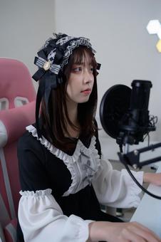 マイクを使って配信をする地雷系女子 マイクを使って配信をする地雷系女子 配信,マイク,女性の写真素材