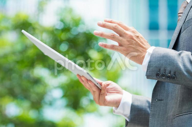 タブレットPCの画面を見るビジネスマン  ビジネス,ビジネスマン,相談の写真素材