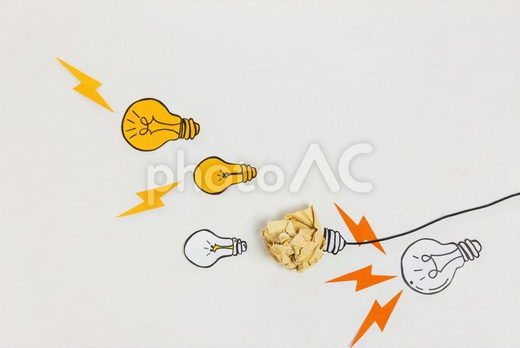 黄色の電球ととゴミと点灯 電球,アイデア,創造性の写真素材