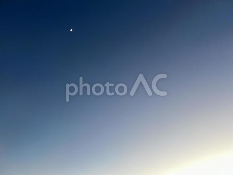 早朝のお月様 空,月,夜の写真素材