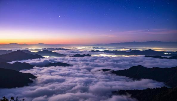 雲海と星空:幻想的な夜明け前の光景 雲海と星空:幻想的な夜明け前の光景の写真