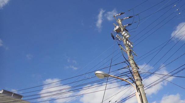 2月の空と電信柱の街灯 2月の空と電信柱の街灯の写真