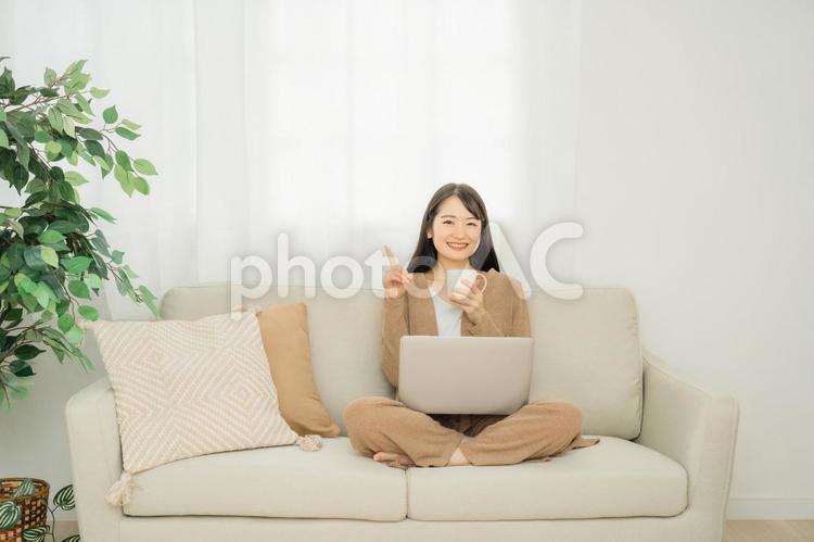 家でノートパソコンを使う女性（ソファ） パソコン,女性,ソファの写真素材