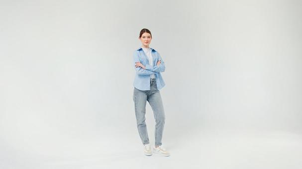 腕組みをしてカメラ目線の外国人女性 腕組みをしてカメラ目線の外国人女性の写真