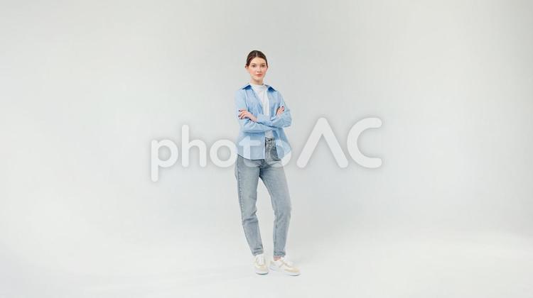 腕組みをしてカメラ目線の外国人女性 女性,腕組み,微笑むの写真素材