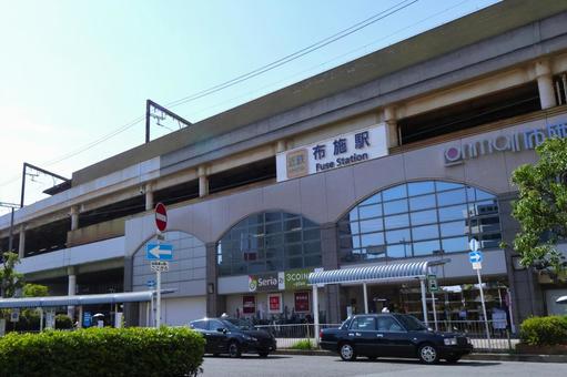 近鉄布施駅の駅舎と駅前ロータリー2 近鉄布施駅の駅舎と駅前ロータリー2の写真