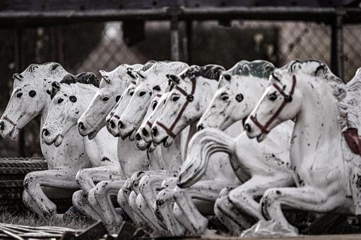 走り出しそうなメリーゴーランド用の白馬 メリーゴーランド,回る,クリスマスの写真素材