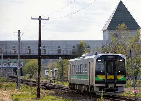 美瑛駅を発車したJR富良野線H100系 鉄道,美瑛駅,発車の写真素材