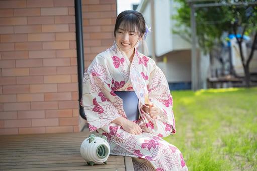 浴衣女性と蚊取り線香 浴衣女性と蚊取り線香の写真
