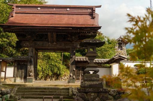 横湯山温泉寺の山門 横湯山温泉寺の山門の写真