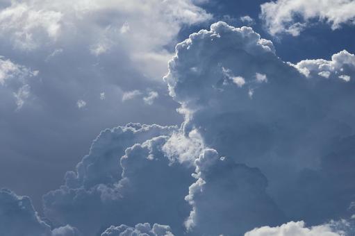 太陽の光りと積乱雲等の雲の多い空 太陽の光りと積乱雲等の雲の多い空の写真