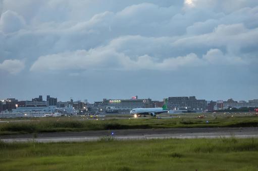 飛行機が行き交う福岡空港の夕空 飛行機が行き交う福岡空港の夕空 飛行機,航空機,旅客機の写真素材