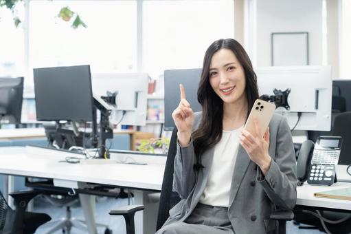 オフィスで仕事をする若いビジネスウーマン ビジネス,女性,オフィスの写真素材