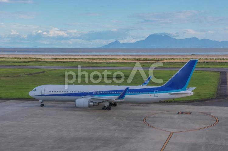 夏の夕暮れ佐賀空港 飛行機,航空機,旅客機の写真素材