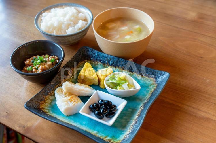 和朝食の定番メニューと味噌汁 食卓,朝食,和食の写真素材