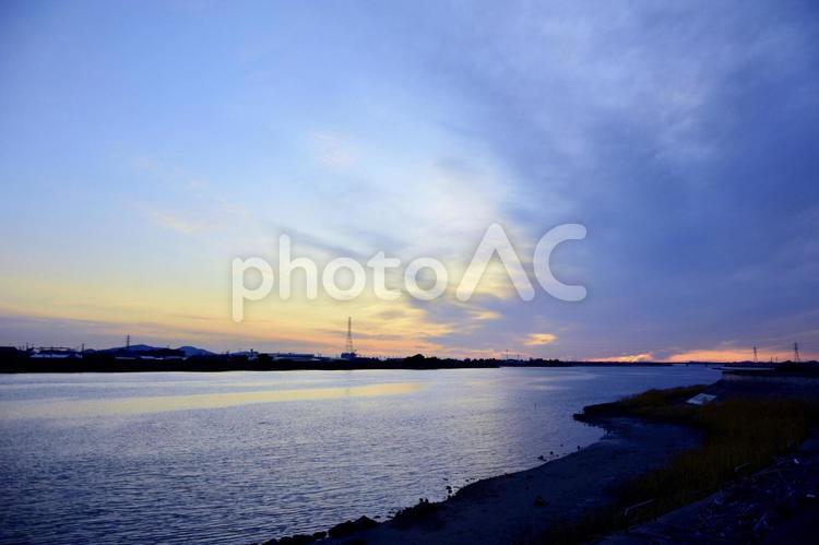 夕暮れの河川 夕方,空,川の写真素材