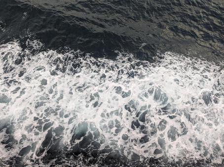 垂水フェリーから見下ろした砕ける波しぶき 垂水フェリーから見下ろした砕ける波しぶきの写真