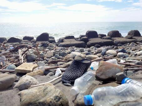 海を背景にした砂浜のプラスチックごみ 海洋ごみ,ペットボトル,プラスチックごみの写真素材