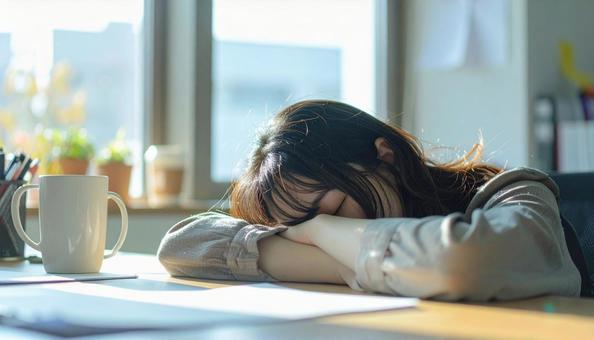 うたた寝する女性 うたた寝する女性の写真