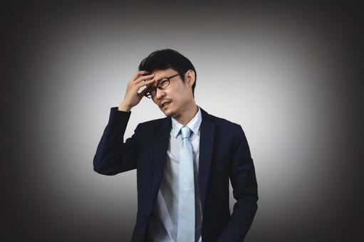 頭を抱えるスーツの男性 頭を抱えるスーツの男性 困る,悩む,考えるの写真素材