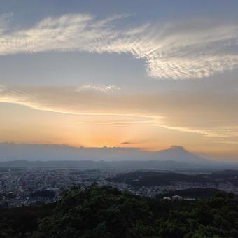 夕日で染まる空 夕日,陽光,街並みの写真素材