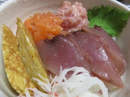自家製海鮮丼 自家製海鮮丼の写真
