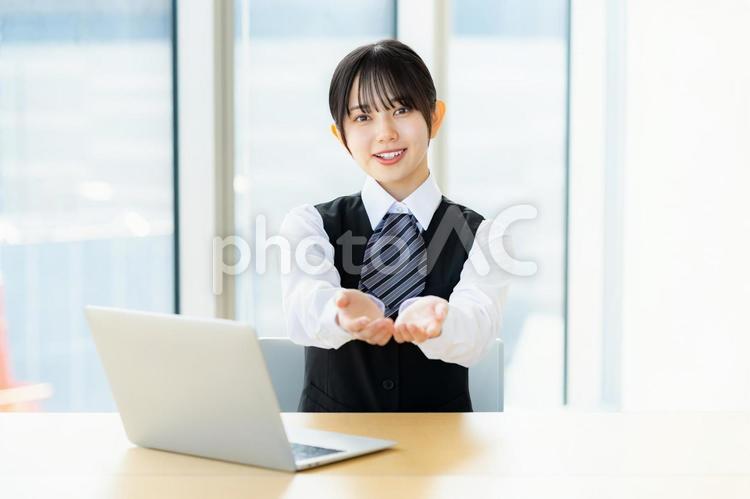 受付の若いビジネスウーマン 受付,女性,笑顔の写真素材