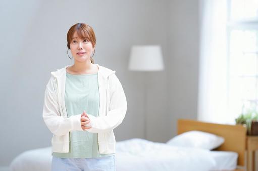 ベッドサイドで驚く女性 女性,驚く,日本人の写真素材