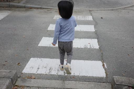 横断歩道を一人で渡る子どもの後ろ姿 子ども,横断歩道,渡るの写真素材