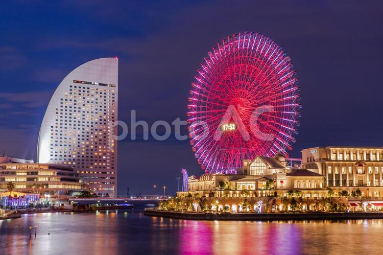 みなとみらいの夜景 夜景,ネオン,リフレクションの写真素材