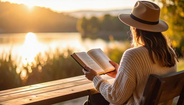 読書する女性のポートレート 後ろ姿 読書する女性のポートレート 後ろ姿の写真