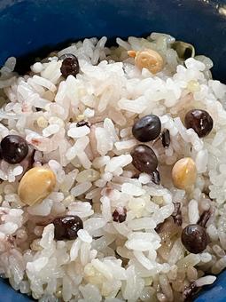 入り大豆で豆ご飯。奈良茶飯をアップで(縦 入り大豆で豆ご飯。奈良茶飯をアップで(縦の写真