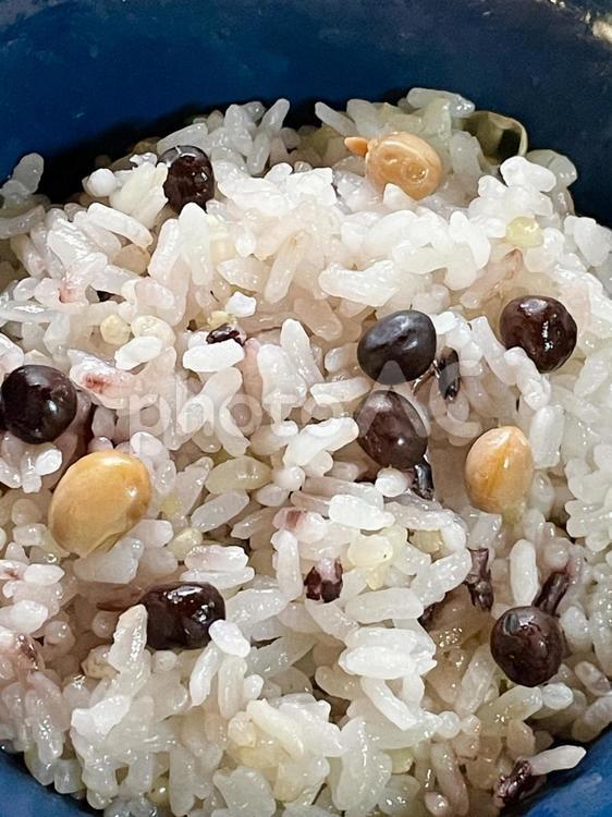 入り大豆で豆ご飯。奈良茶飯をアップで（縦 大豆ご飯,豆ご飯,奈良茶飯の写真素材