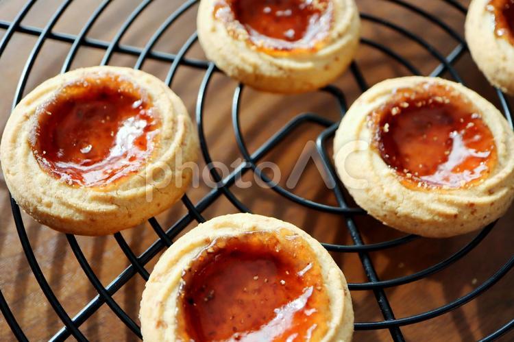 ケーキクーラーに乗ったいちごジャムクッキー クッキー,焼き菓子,ビスケットの写真素材