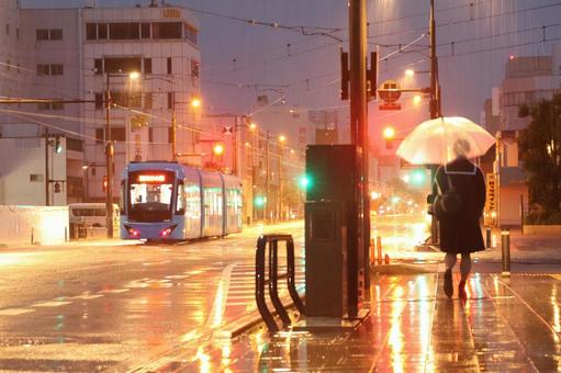 雨の中、歩いている女子生徒 雨,福井市,福井鉄道の写真素材