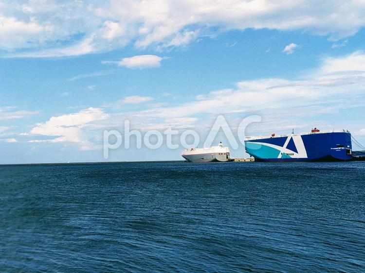 遠くに見る大型船 海辺,自動車運搬船,自動車輸送船の写真素材