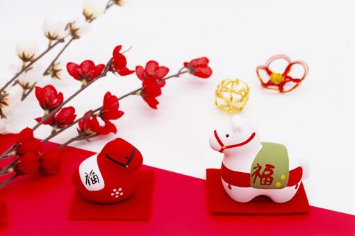 紅白の午の置物と梅の花の正月飾り 午年,干支,紅白の写真素材