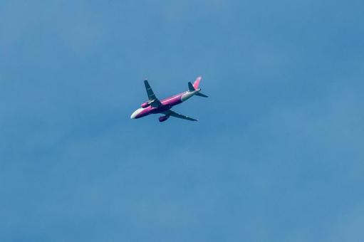景色の広がる空を飛ぶ航空機 景色の広がる空を飛ぶ航空機 飛行機,航空機,旅客機の写真素材