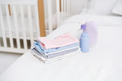 ベッドにまとめて置かれたベビー用品 ベッドにまとめて置かれたベビー用品 ベビー用品,人物無し,物撮りの写真素材