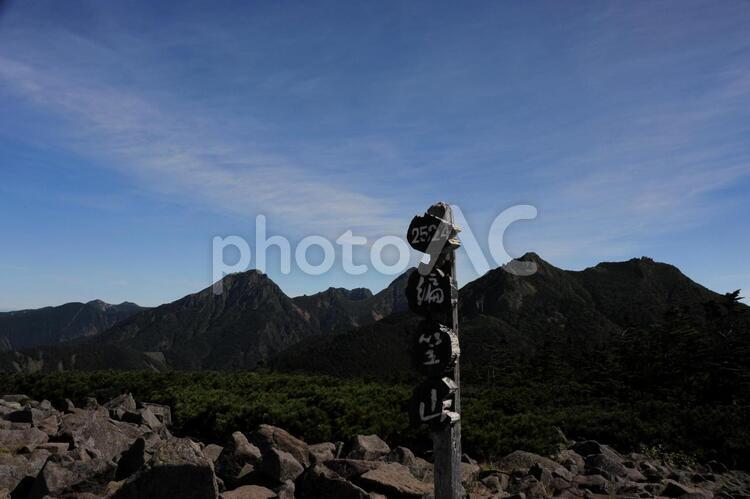 編笠岳頂上の標識と赤岳方面 編笠岳,標識,頂上の写真素材