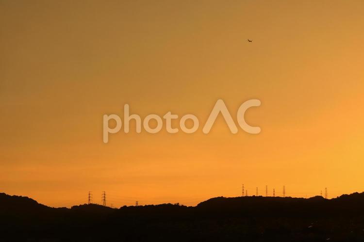 夕焼けと飛行機 飛行機,空,sunriseの写真素材