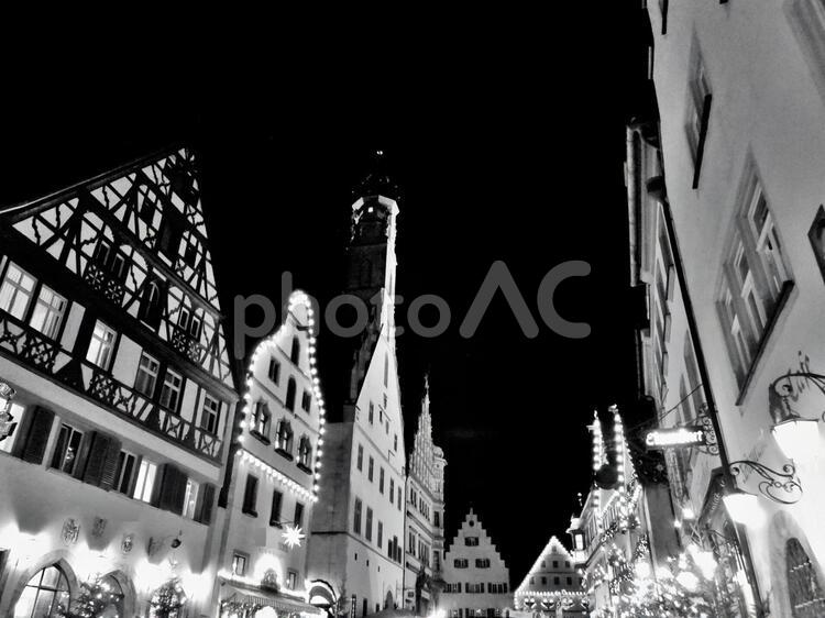 ローテンブルクの風景１２月　白黒 ローテンブルク,クリスマスイルミネーション,ドイツの写真素材