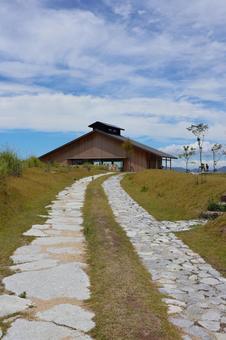 7月中旬のさぬき市大串半島の広場の風景 7月中旬のさぬき市大串半島の広場の風景 広場,石畳,カフェの写真素材