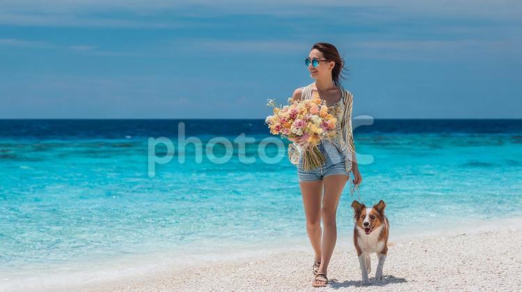 夏のビーチを彩る、花と女性の美しい横顔 女性,アジア人,若い女性の写真素材