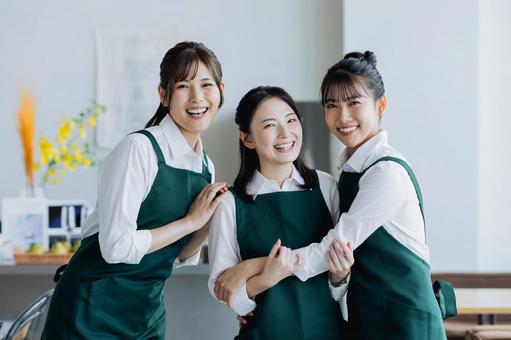 カフェで働く若い女性 カフェで働く若い女性 女性,カフェ,アルバイトの写真素材