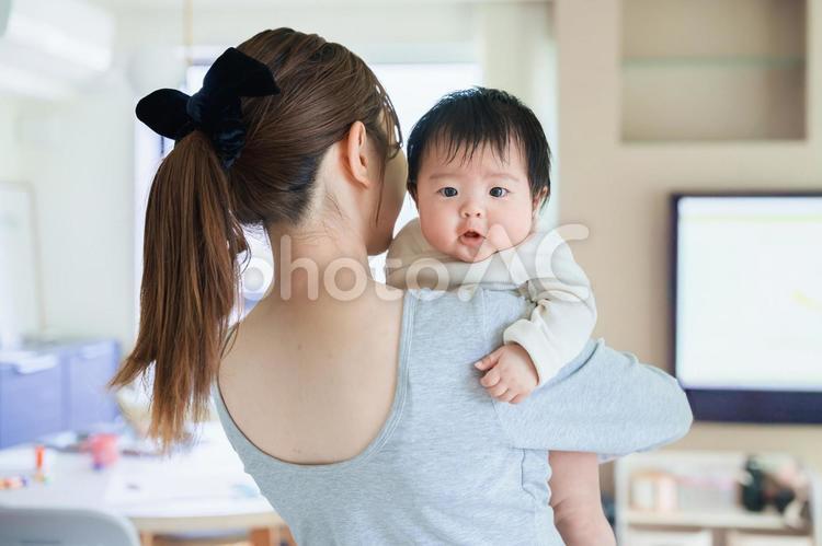 女性に縦抱きにされる赤ちゃん 赤ちゃん,女性,抱っこの写真素材